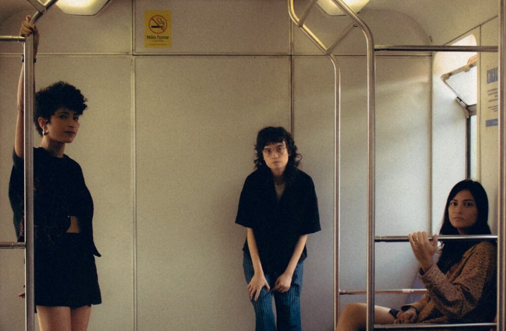 Banda ursamenor estreia single "meia volta" 1 ursamenor single meia volta